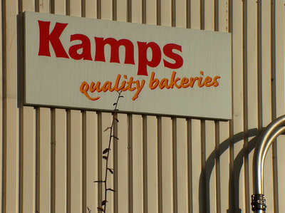 822047 Afbeelding van het naambord 'Kamps Quality Bakeries' (Hogenoord 1) te Utrecht, op de meelsilo.